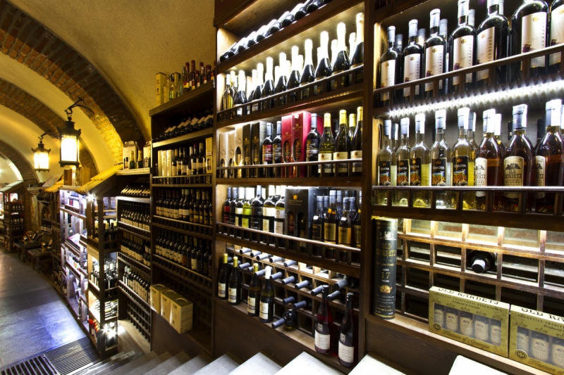 boutique-CIPIERES-min_world_street_travel_shop_canon_georgia_wine_bottles-429767